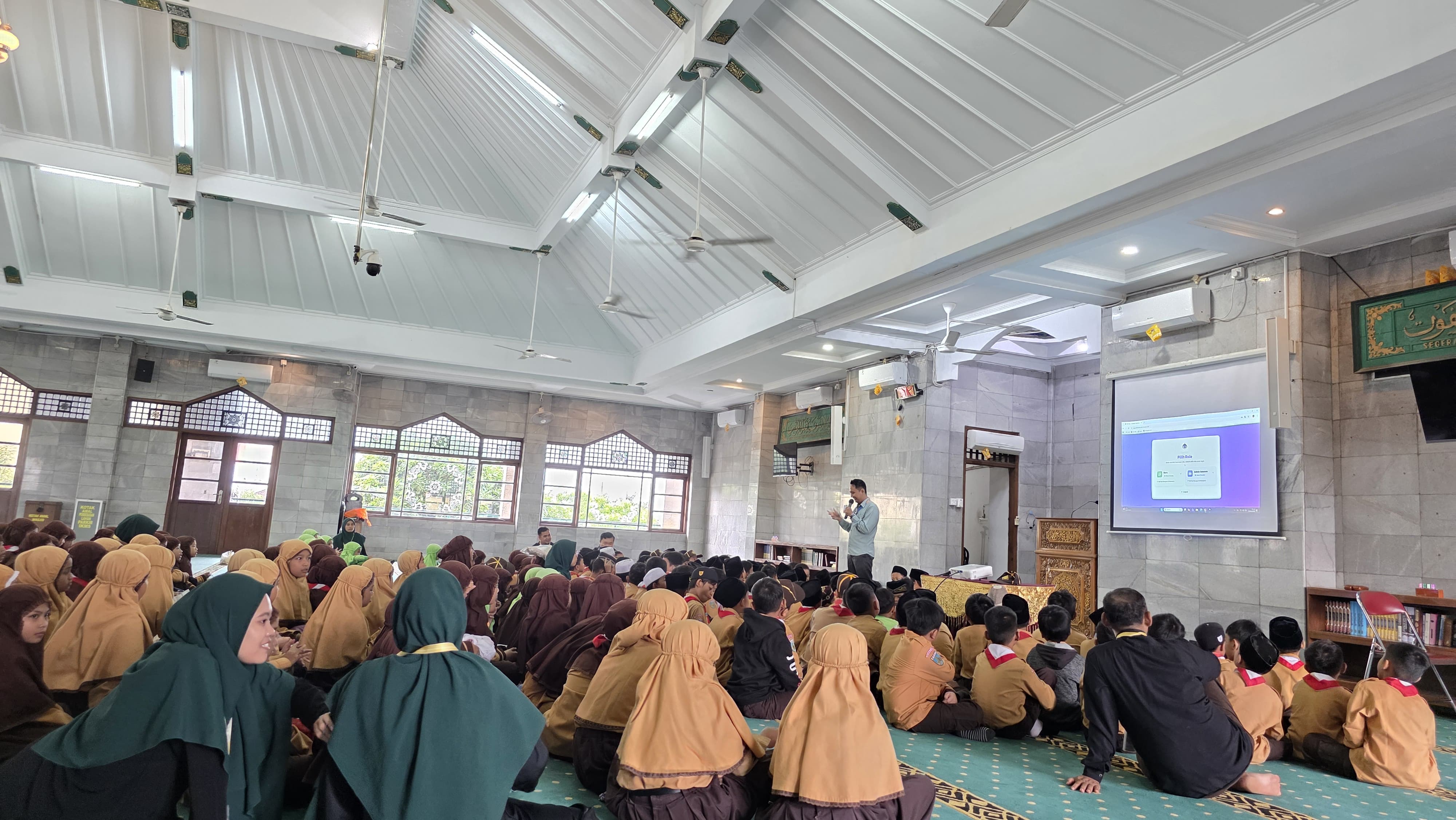 Perkenalan aplikasi scholarik dan absensi barcode kepada siswa - foto 1